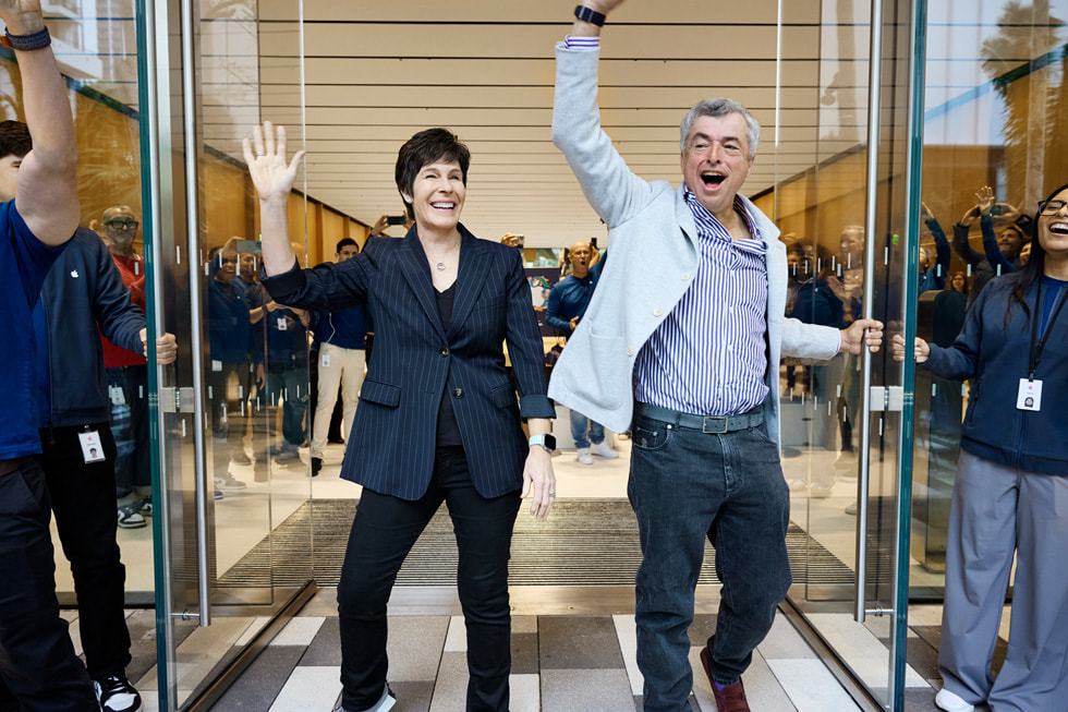 Deirdre O'Brien và Eddy Cue của Apple chào đón khách hàng tại Apple Miami Worldcenter.