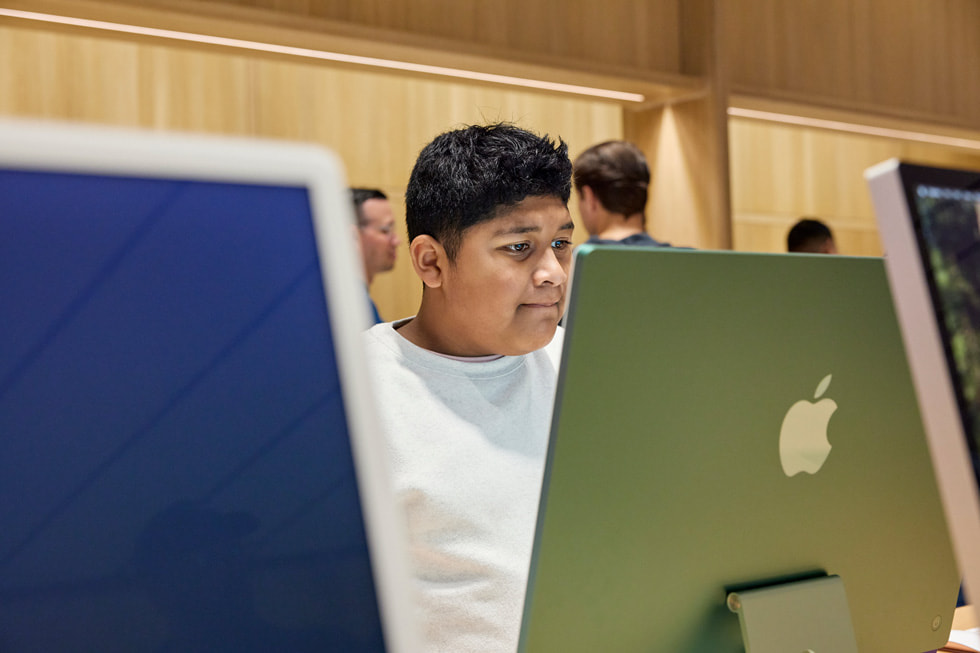 Khách hàng đang khám phá dòng sản phẩm Mac mới nhất tại Apple Miami Worldcenter.