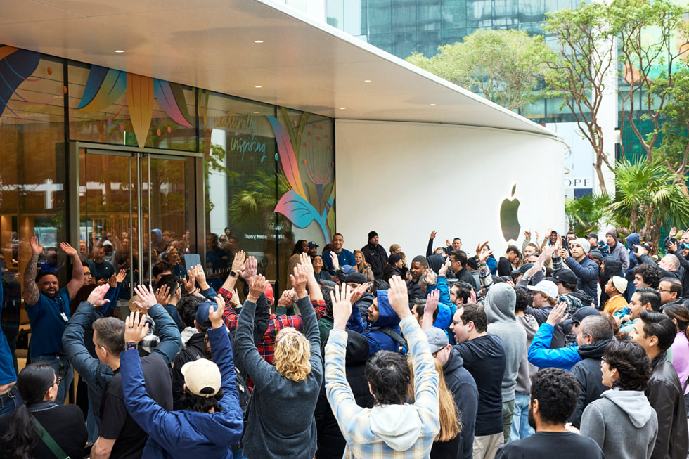 Khách hàng hào hứng xếp hàng bên ngoài Apple Miami Worldcenter. 