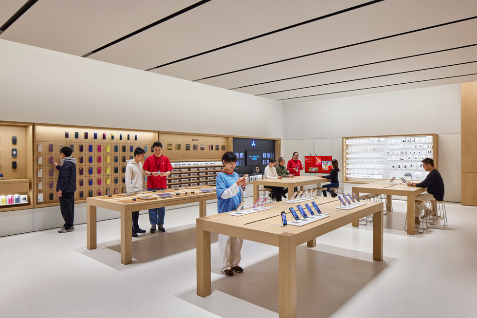 Hình ảnh nhân viên và khách hàng tại cửa hàng Apple MixC Hợp Phì. 