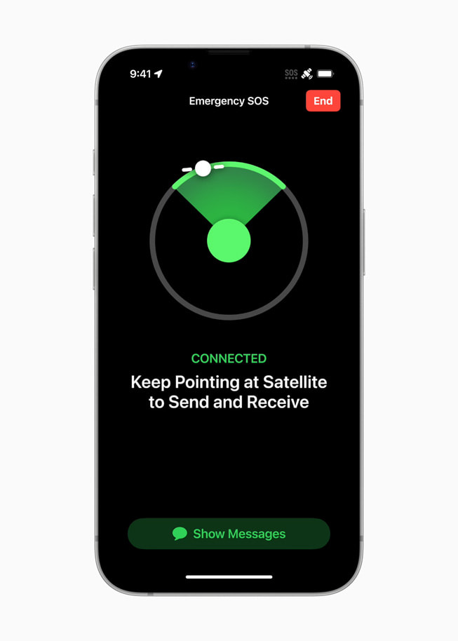 ميزة طورائ SOS عبر القمر الصناعي معروضة على iPhone 16e.