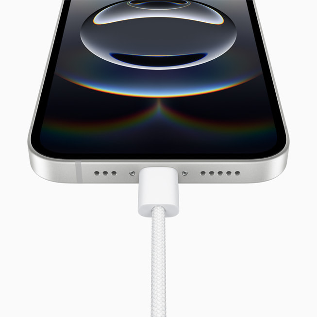 لقطة مقربة لمنفذ USB-C في جهاز iPhone 16e.