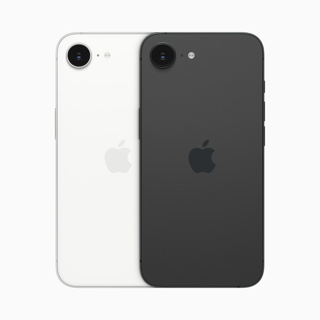 اثنان من أجهزة iPhone 16e باللونين الأبيض والأسود غير اللامعين، معروضين جنباً إلى جنب. 