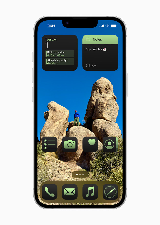 شاشة رئيسية مخصصة معروضة على iPhone 16e.