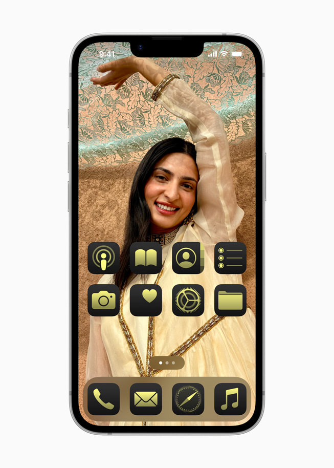 شاشة قفل مخصصة على iPhone 16e.