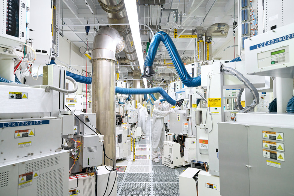 Trabajadores con maquinaria en la planta de fabricación de obleas semiconductoras de Texas Instruments en Lehi, Utah.