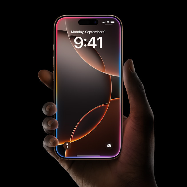 Se muestra el brillo de Siri con la tecnología de Apple Intelligence en el iPhone 16 Pro de un usuario.