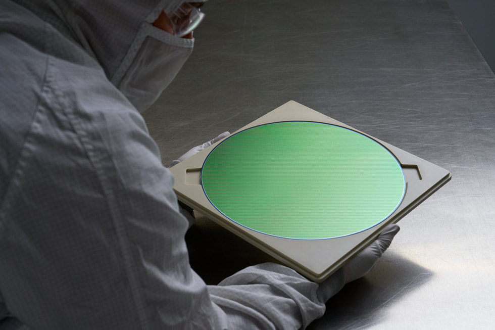 Un trabajador en la planta de fabricación de obleas semiconductoras de Texas Instruments en Lehi, Utah.