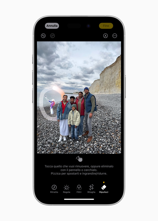 Un iPhone 16 mostra lo strumento Ripulisci per eliminare una persona dallo sfondo di una foto.