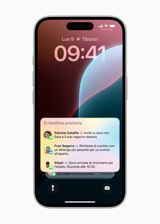Un iPhone 16 con un elenco di Notifiche prioritarie, tra cui un invito a cena, un ordine Instacart e una riunione.  