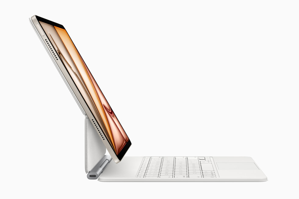 iPad Air الجديد معروض من الجانب مع لوحة مفاتيح ماجيك الجديدة.