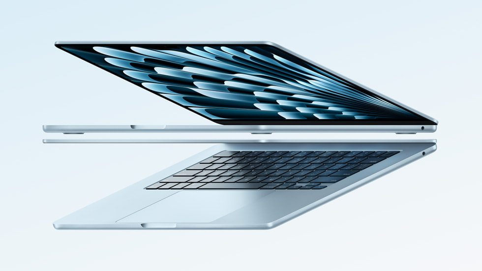 جهازين MacBook Air مفتوحين.