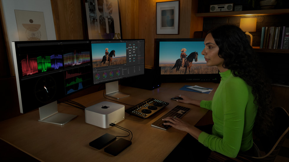 شاشة Studio Display ريتنا 5K الواسعة مقاس 27 إنش معروضة مع جهاز Mac Studio. 