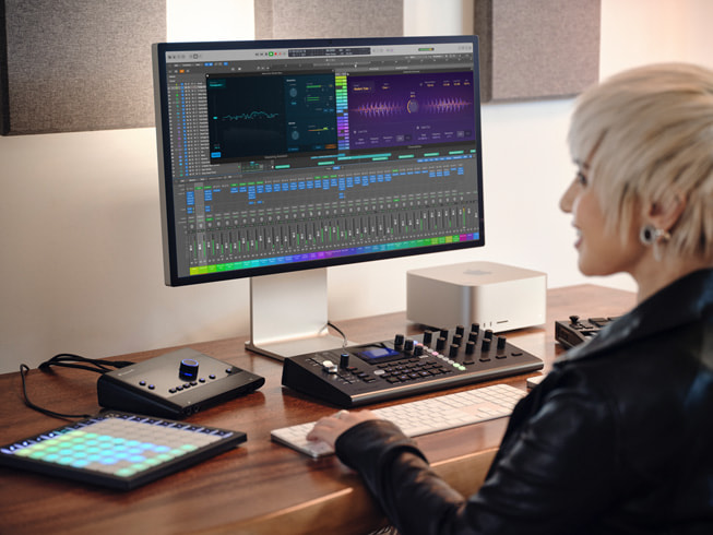 Una persona che usa Flashback Capture in Logic Pro su Mac nel suo studio di casa.
