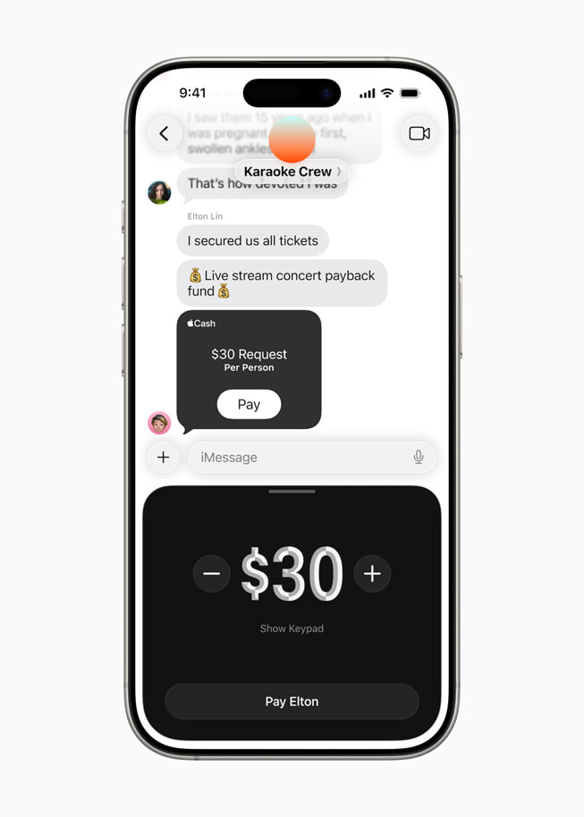 مستخدم يحصل على طلب ليقوم بعملية دفع لصديق باستخدام Apple Cash، في دردشة جماعية في تطبيق الرسائل.