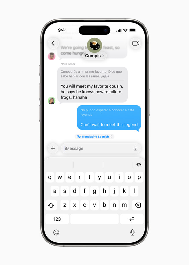 ميزة الترجمة المباشرة في تطبيق الرسائل معروضة على iPhone 16 Pro.