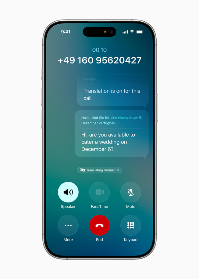 ميزة الترجمة المباشرة في تطبيق الهاتف معروضة على iPhone 16 Pro.