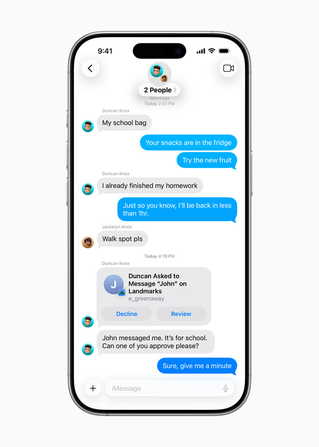 ميزة حدود التواصل معروضة في محادثة في تطبيق الرسائل على 
iPhone 16 Pro.