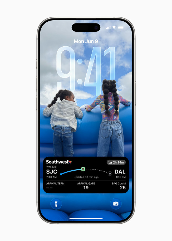 حالة الرحلة الجارية لمستخدم معروضة على شاشة القفل كنشاط مباشر على iPhone 16 Pro.