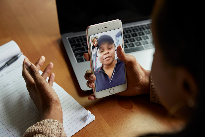 Erika Hairston, kız kardeşi Kimmy ile FaceTime’ı kullanıyor.