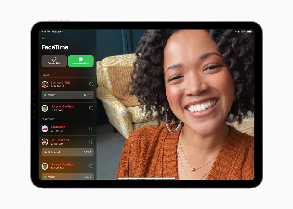 iPad Pro’da bir görüntülü FaceTime mesajı gösteriliyor. 