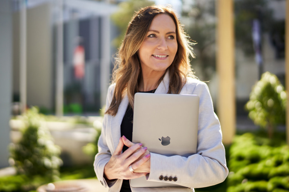 TAFE Queensland’den Jackie French, elinde bir MacBook Air ile.