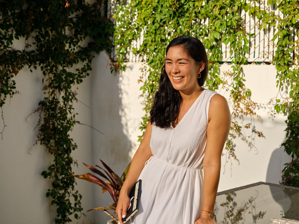 Hopscotch’un kurucusu Samantha John bir duvarın önünde ayakta duruyor.