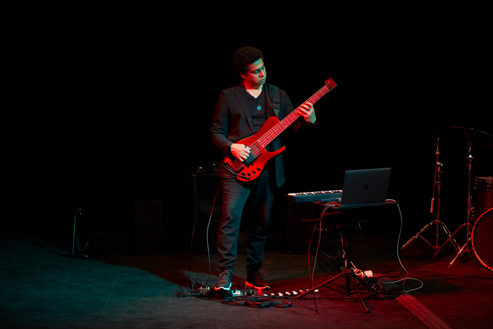Apple Girişimci Kampı katılımcısı ve caz müzisyeni Matt Garrison gitar çalıyor.