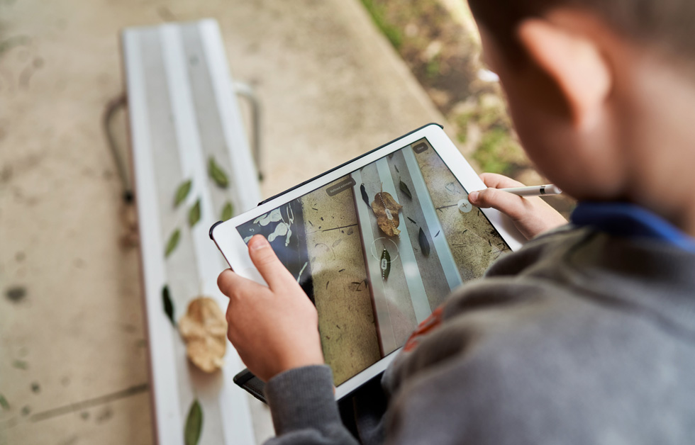 Brock Blackley Apple Pencil ve iPad kullanıyor.