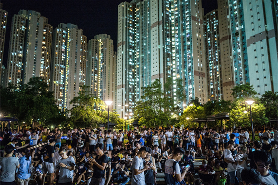 Gece Hong Kong’daki bir parkta Pokémon Go oynayan kalabalık bir insan grubu.