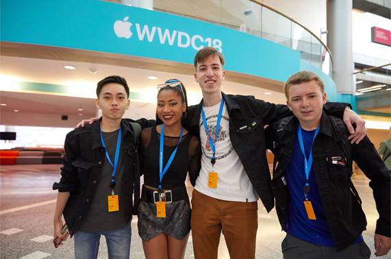 WWDC 18’deki dört geliştirici öğrenci.
