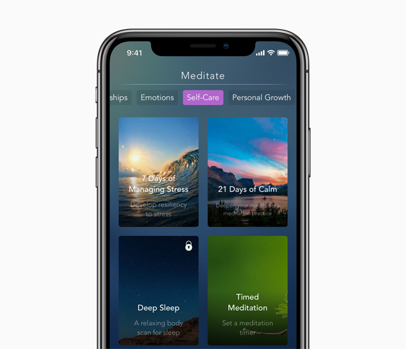 Ekranında Calm meditasyon uygulaması olan bir iPhone.
