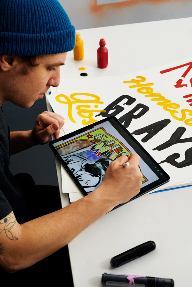 Eric “EfDot” Friedensohn, iPad Pro’da Apple Pencil kullanarak bir Josh Gibson beyzbol kartı tasarlıyor.