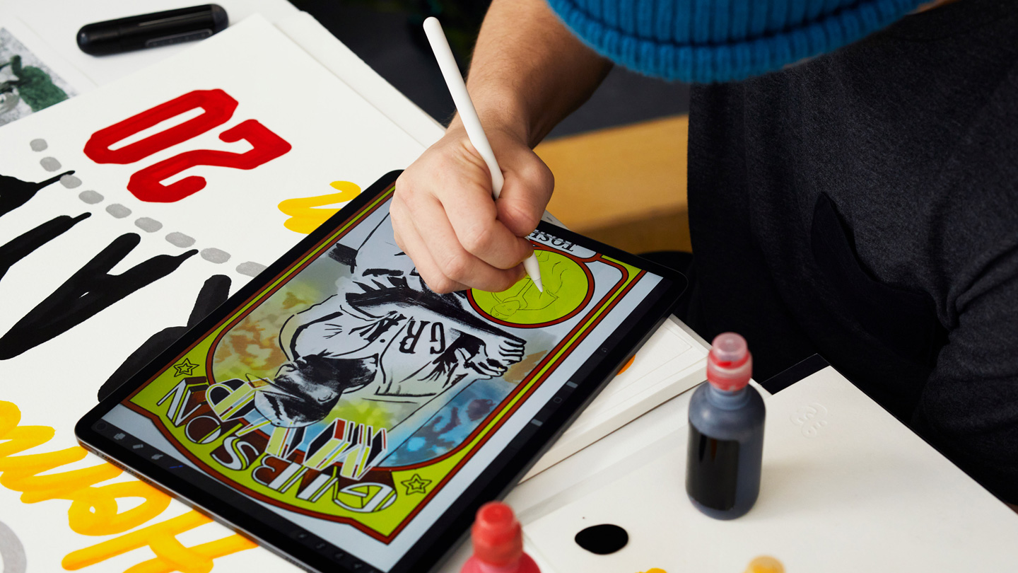 Eric “EfDot” Friedensohn, iPad Pro’sunu Apple Pencil ile kullanıyor.