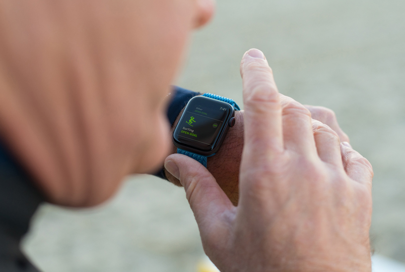Leason, Apple Watch Series 4’ünde sörf antrenmanını başlatıyor.