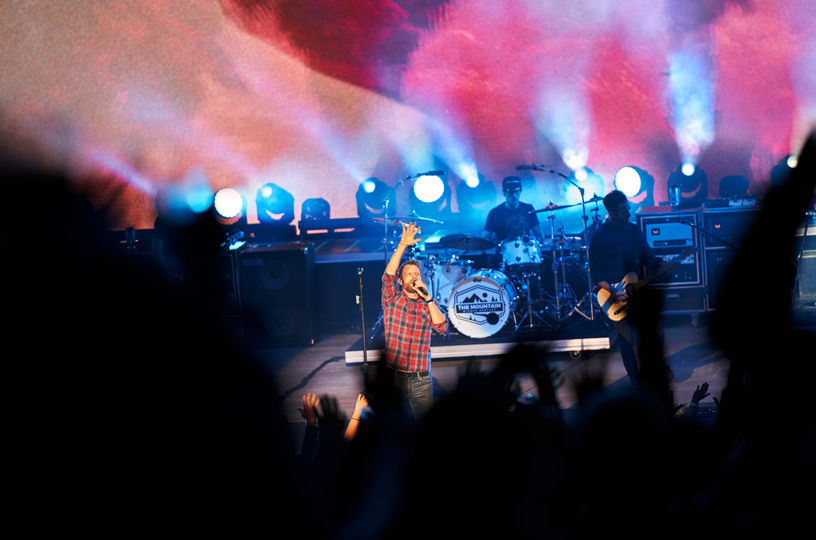 Dierks Bentley, Mountain View’daki Shoreline Amfitiyatrosu’nda sahneye çıkıyor.