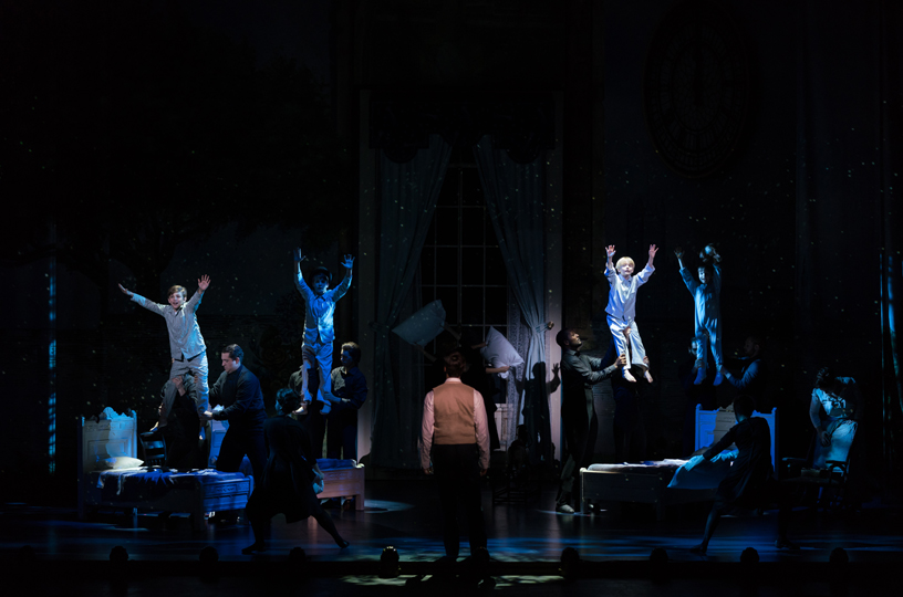 Finding Neverland kadrosu gösterinin sonunda sahnede. 