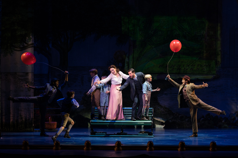 Finding Neverland kadrosu sahnede. 