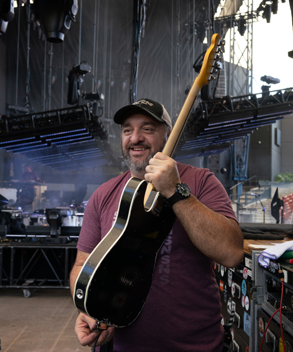 Gitar teknisyeni Carlos Gutierrez sahne arkasında bir gitarla. 