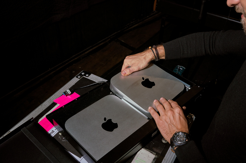 Sahne arkasında iki Mac mini. 