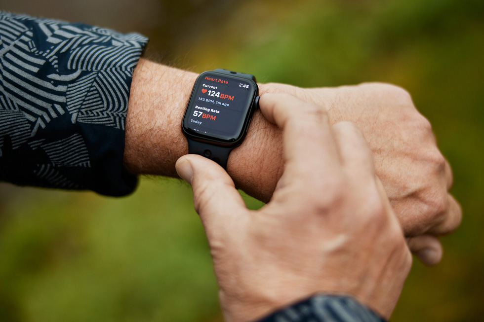 Bob’un bileğinde Apple Watch.