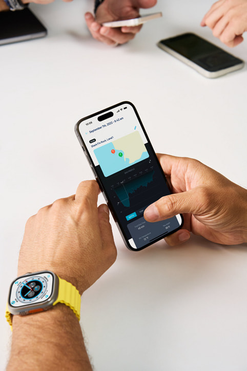 أندريا سيلفستري يرتدي Apple Watch Ultra وينظر إلى نسخة تطبيق +Oceanic لجهاز iPhone.