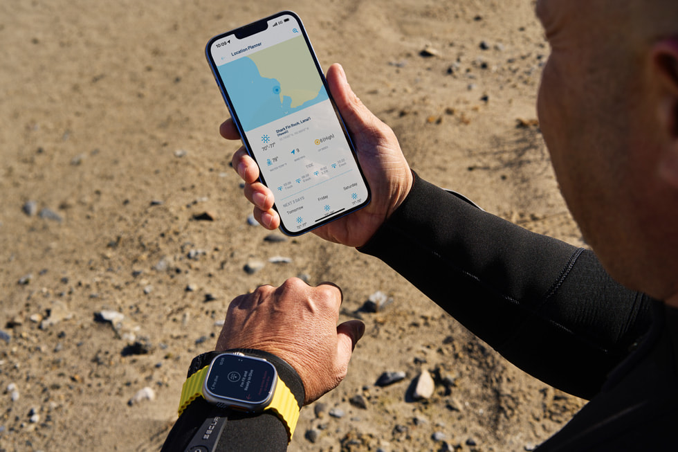 غواص ينظر إلى تطبيق +Oceanic على Apple Watch Ultra.