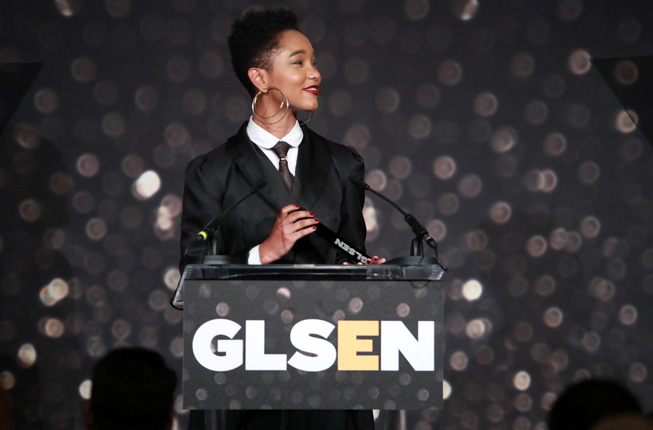 Elle Smith ve elinde GLSEN ödülü.