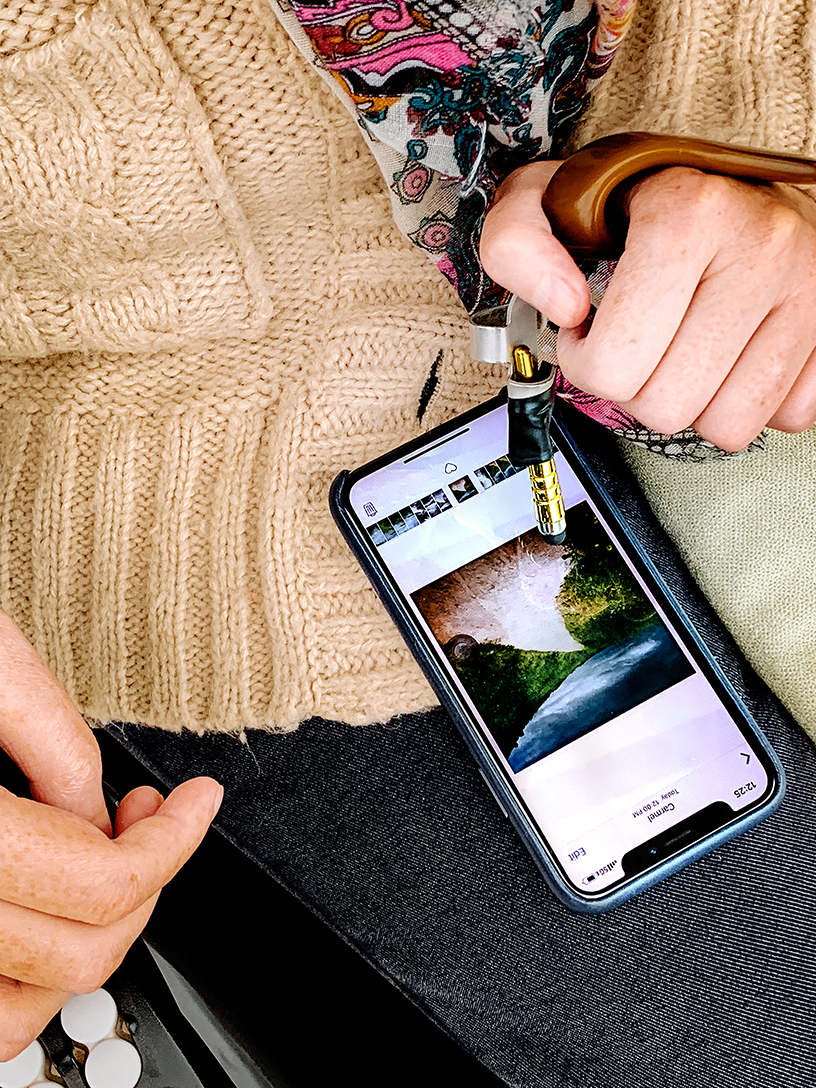 Rachael Short’un tekerlekli sandalyesindeki kontroller ve iPhone.