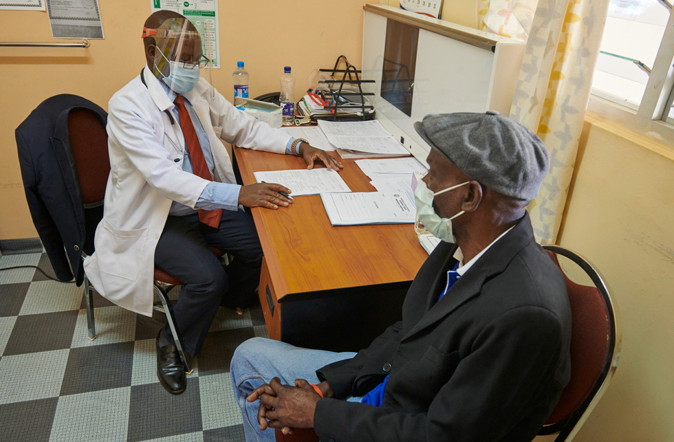 Zambiya’daki hastanenin klinik hekimi Samson Tembo hastası Wilson Kalunga ile görüşme yapıyor.
