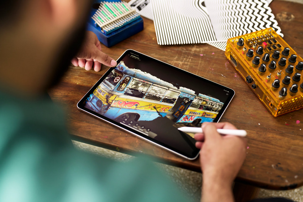 فوران ديساي وهو يستخدم قلم Apple على جهاز iPad Pro.