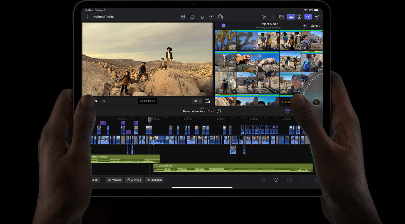 手持 iPad Pro,使用 Jog Wheel 在 iPad 版 Final Cut Pro 上瀏覽影片素材